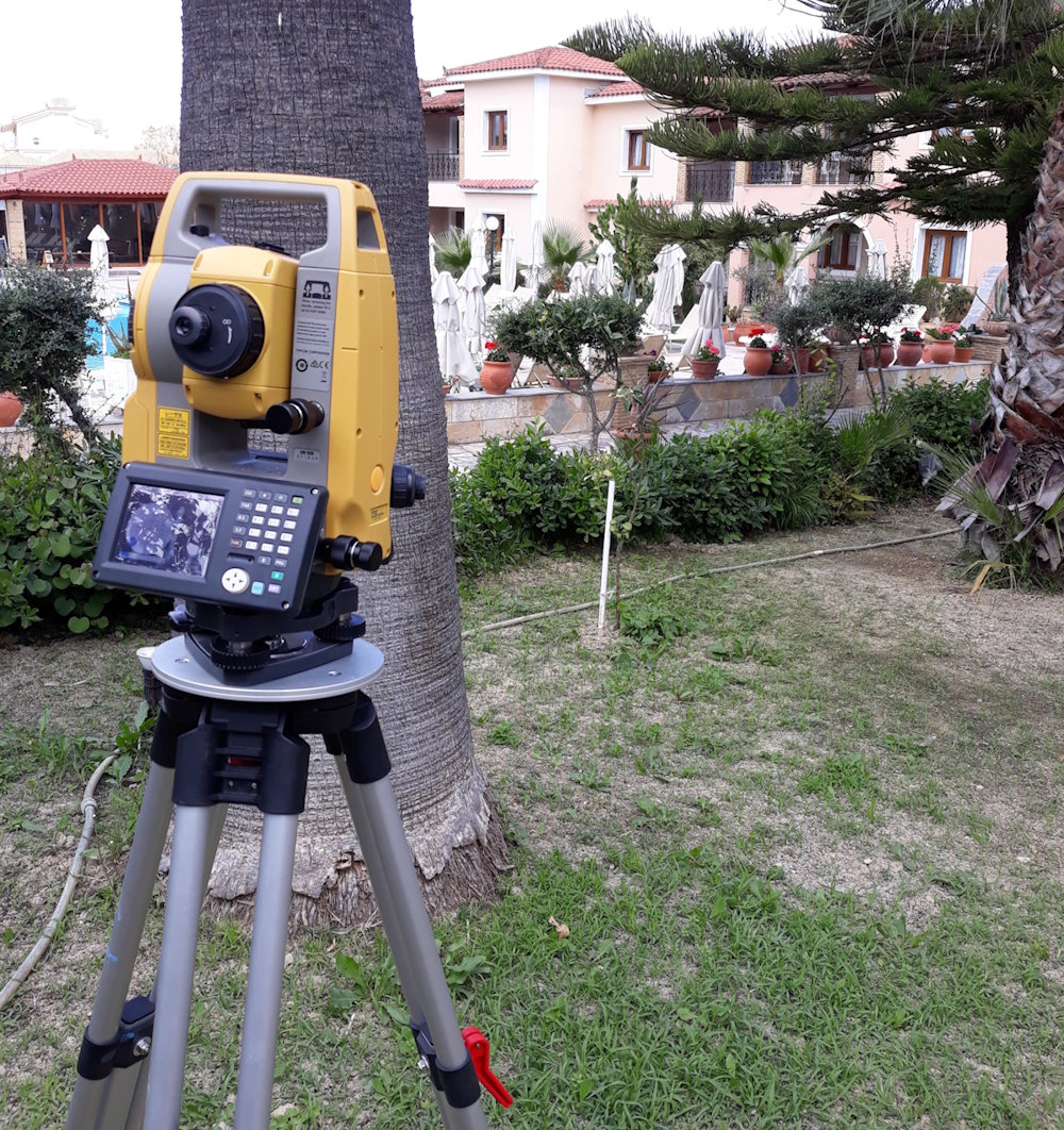 Επίγειες αποτυπώσεις για την σύνταξη τοπογραφικού διαγράμματος για την τακτοποίηση των αυθαίρετων κατασκευών της ξενοδοχειακής μονάδας Saint Dennis.