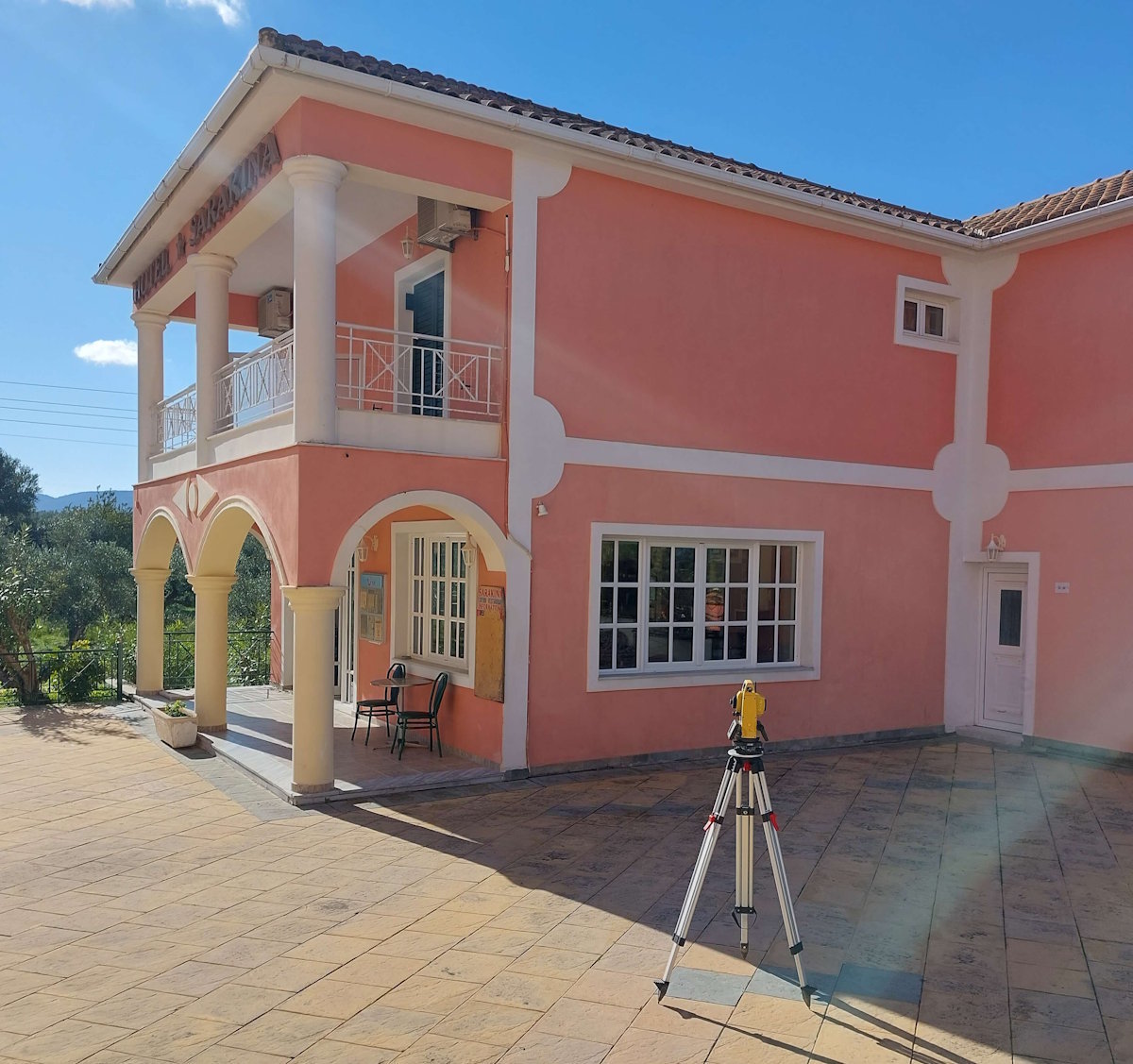 Αποτύπωση ξενοδοχείου σαρακίνα για την σύνταξη τοπογραφικού διαγράμματος για την τακτοποίηση των αυθαιρέτων κατασκευών του.