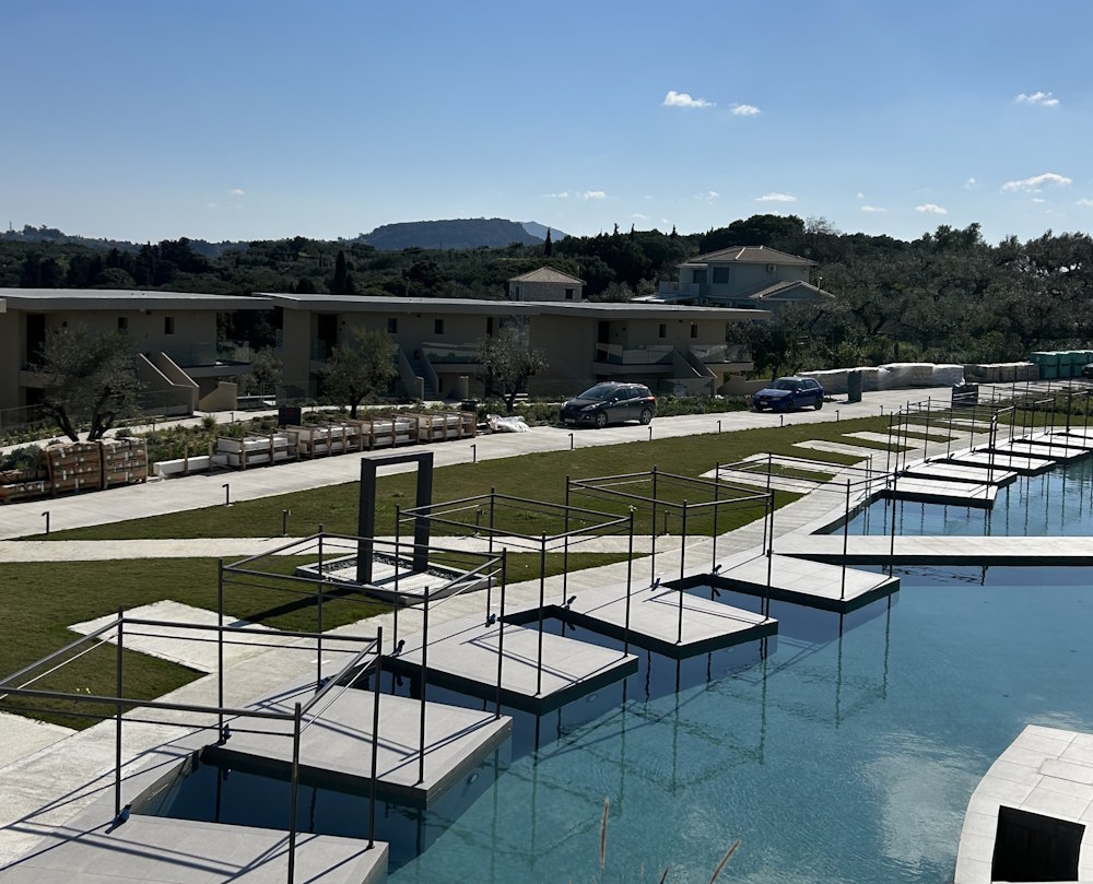 King Jason: Πλήρης οριζοντιογραφική και υψομετρική αποτύπωση ιδιοκτησίας για την ανέγερση του ξενοδοχείου.