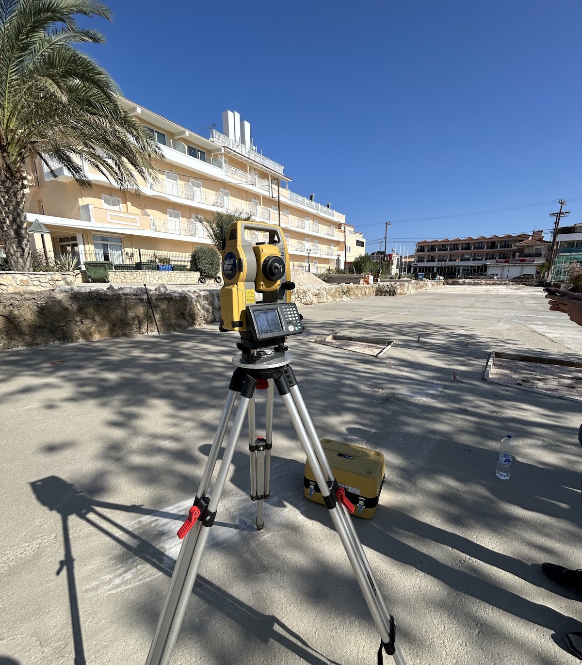 Γεωδαιτικός σταθμός σε τοπογραφική εργασία